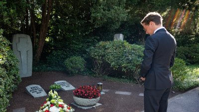 Ministerpräsident Hendrik Wüst steht am Grab von Karl Arnold