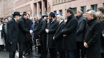 Ministerpräsident Wüst legt Kranz vor ehemaliger Synagoge Düsseldorf nieder