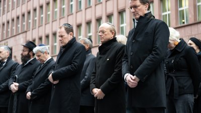 Ministerpräsident Wüst legt Kranz vor ehemaliger Synagoge Düsseldorf nieder