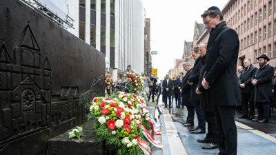 Ministerpräsident Wüst legt Kranz vor ehemaliger Synagoge Düsseldorf nieder