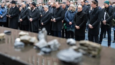 Ministerpräsident Wüst legt Kranz vor ehemaliger Synagoge Düsseldorf nieder