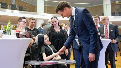 Ministerpräsident Hendrik Wüst verleiht die Rettungsmedaille des Landes Nordrhein-Westfalen an Dustin Raatz