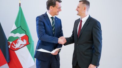 Ministerpräsident Hendrik Wüst verleiht die Rettungsmedaille des Landes Nordrhein-Westfalen an Dustin Raatz