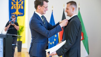 Ministerpräsident Hendrik Wüst verleiht die Rettungsmedaille des Landes Nordrhein-Westfalen an Dustin Raatz
