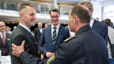 Ministerpräsident Hendrik Wüst verleiht die Rettungsmedaille des Landes Nordrhein-Westfalen an Dustin Raatz