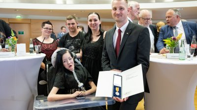 Ministerpräsident Hendrik Wüst verleiht die Rettungsmedaille des Landes Nordrhein-Westfalen an Dustin Raatz