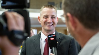 Ministerpräsident Hendrik Wüst verleiht die Rettungsmedaille des Landes Nordrhein-Westfalen an Dustin Raatz