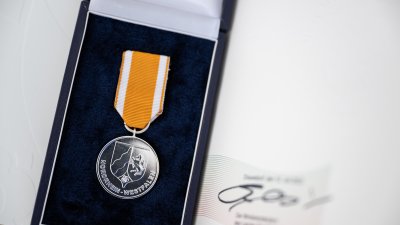 Ministerpräsident Hendrik Wüst verleiht die Rettungsmedaille des Landes Nordrhein-Westfalen an Dustin Raatz