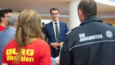 Ministerpräsident Hendrik Wüst verleiht die Rettungsmedaille des Landes Nordrhein-Westfalen an Dustin Raatz