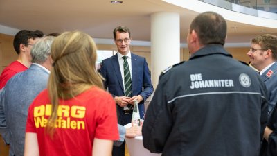 Ministerpräsident Hendrik Wüst verleiht die Rettungsmedaille des Landes Nordrhein-Westfalen an Dustin Raatz