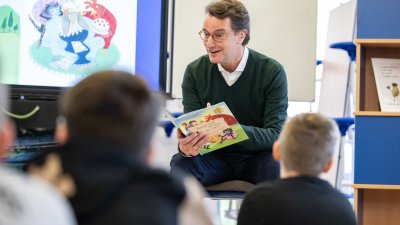 Ministerpräsident Wüst liest gemeinsam mit Henning Krautmacher / Vorleseaktionen mit Kabinettmitgliedern im ganzen Land