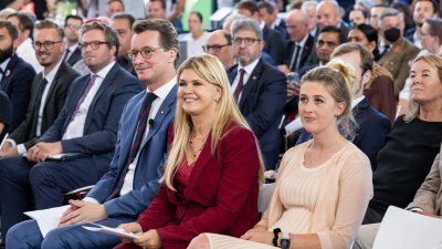 Ministerpräsident Hendrik Wüst verleiht den Staatspreis an Michael Schumacher