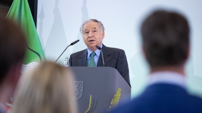 Ministerpräsident Hendrik Wüst verleiht den Staatspreis an Michael Schumacher