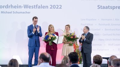 Ministerpräsident Hendrik Wüst verleiht den Staatspreis an Michael Schumacher