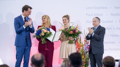 Ministerpräsident Hendrik Wüst verleiht den Staatspreis an Michael Schumacher