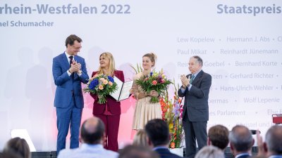 Ministerpräsident Hendrik Wüst verleiht den Staatspreis an Michael Schumacher