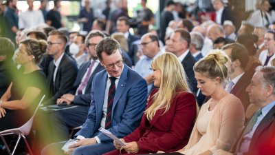 Ministerpräsident Hendrik Wüst verleiht den Staatspreis an Michael Schumacher