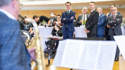 Ministerpräsident Hendrik Wüst verleiht die Rettungsmedaille des Landes Nordrhein-Westfalen an Dustin Raatz