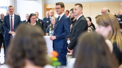 Ministerpräsident Hendrik Wüst verleiht die Rettungsmedaille des Landes Nordrhein-Westfalen an Dustin Raatz