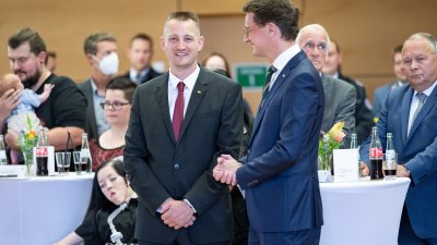 Ministerpräsident Hendrik Wüst verleiht die Rettungsmedaille des Landes Nordrhein-Westfalen an Dustin Raatz