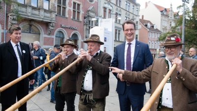 Ministerpräsident Hendrik Wüst nimmt an den Feierlichkeiten zum Tag der Deutschen Einheit in Erfurt teil
