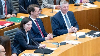 Ministerpräsident Hendrik Wüst gratuliert André Kuper zur Wiederwahl als Präsident des Landtags