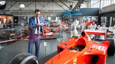 Ministerpräsident Hendrik Wüst verleiht den Staatspreis an Michael Schumacher
