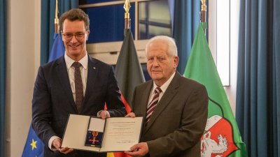 Bundesverdienstorden an Eberhard Friedrich aus Bad Berleburg