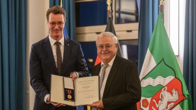 Bundesverdienstorden an Prof. Dr. Bernd Günter aus Mettmann