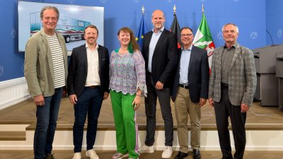 Sportstaatssekretärin Milz stellt das Modellvorhaben mobile Schwimmcontainer „narwali“ vor