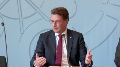 Ministerpräsident Wüst bei der Landespressekonferenz zum Thema Migration