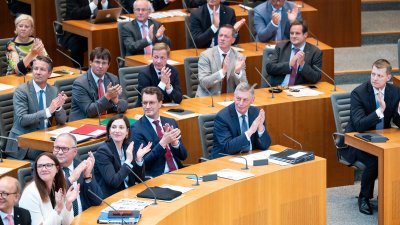 Ministerpräsident Hendrik Wüst gratuliert André Kuper zur Wiederwahl als Präsident des Landtags