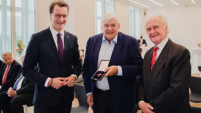 Ministerpräsident Wüst händigt engagierten Bürgern den Bundesverdienstorden aus