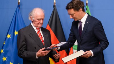 Ministerpräsident Wüst händigt engagierten Bürgern den Bundesverdienstorden aus