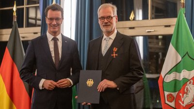 Bundesverdienstorden an Prof. Dr. Dr. Frank Schneider aus Düsseldorf