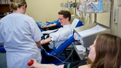 Ministerpräsident Hendrik Wüst besucht das Universitätsklinikum Münster und spendete Blut