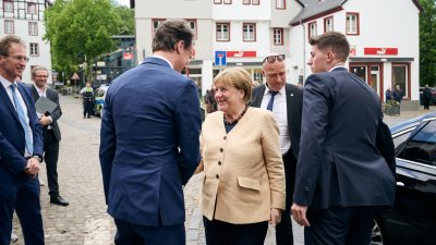 Die ehemalige Bundeskanzlerin Dr. Angela Merkel hat am heutigen Dienstag, 16. Mai 2023, gemeinsam mit Ministerpräsident Hendrik Wüst Bad Münstereifel im Kreis Euskirchen besucht. Die Stadt wurde im Sommer 2021 schwer von der Hochwasserkatastrophe getroffen. Bei einem Besuch im Hochwassergebiet im Juli 2021 hatte Merkel versprochen, hierher zurückzukehren und sich ein Bild vom Wiederaufbau zu machen. Bei einem gemeinsamen Rundgang hat sie nun, knapp zwei Jahre später, Bürgerinnen und Bürger getroffen, Geschä