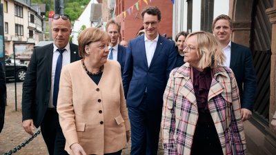 Die ehemalige Bundeskanzlerin Dr. Angela Merkel hat am heutigen Dienstag, 16. Mai 2023, gemeinsam mit Ministerpräsident Hendrik Wüst Bad Münstereifel im Kreis Euskirchen besucht. Die Stadt wurde im Sommer 2021 schwer von der Hochwasserkatastrophe getroffen. Bei einem Besuch im Hochwassergebiet im Juli 2021 hatte Merkel versprochen, hierher zurückzukehren und sich ein Bild vom Wiederaufbau zu machen. Bei einem gemeinsamen Rundgang hat sie nun, knapp zwei Jahre später, Bürgerinnen und Bürger getroffen, Geschä