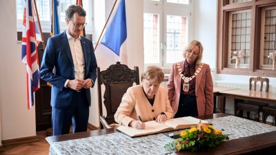 Die ehemalige Bundeskanzlerin Dr. Angela Merkel hat am heutigen Dienstag, 16. Mai 2023, gemeinsam mit Ministerpräsident Hendrik Wüst Bad Münstereifel im Kreis Euskirchen besucht. Die Stadt wurde im Sommer 2021 schwer von der Hochwasserkatastrophe getroffen. Bei einem Besuch im Hochwassergebiet im Juli 2021 hatte Merkel versprochen, hierher zurückzukehren und sich ein Bild vom Wiederaufbau zu machen. Bei einem gemeinsamen Rundgang hat sie nun, knapp zwei Jahre später, Bürgerinnen und Bürger getroffen, Geschä