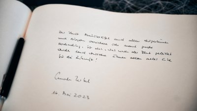 Die ehemalige Bundeskanzlerin Dr. Angela Merkel hat am heutigen Dienstag, 16. Mai 2023, gemeinsam mit Ministerpräsident Hendrik Wüst Bad Münstereifel im Kreis Euskirchen besucht. Die Stadt wurde im Sommer 2021 schwer von der Hochwasserkatastrophe getroffen. Bei einem Besuch im Hochwassergebiet im Juli 2021 hatte Merkel versprochen, hierher zurückzukehren und sich ein Bild vom Wiederaufbau zu machen. Bei einem gemeinsamen Rundgang hat sie nun, knapp zwei Jahre später, Bürgerinnen und Bürger getroffen, Geschä