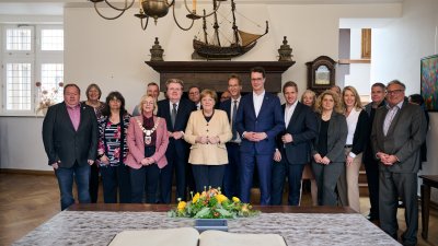 Die ehemalige Bundeskanzlerin Dr. Angela Merkel hat am heutigen Dienstag, 16. Mai 2023, gemeinsam mit Ministerpräsident Hendrik Wüst Bad Münstereifel im Kreis Euskirchen besucht. Die Stadt wurde im Sommer 2021 schwer von der Hochwasserkatastrophe getroffen. Bei einem Besuch im Hochwassergebiet im Juli 2021 hatte Merkel versprochen, hierher zurückzukehren und sich ein Bild vom Wiederaufbau zu machen. Bei einem gemeinsamen Rundgang hat sie nun, knapp zwei Jahre später, Bürgerinnen und Bürger getroffen, Geschä