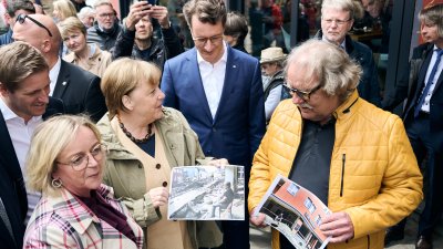 Die ehemalige Bundeskanzlerin Dr. Angela Merkel hat am heutigen Dienstag, 16. Mai 2023, gemeinsam mit Ministerpräsident Hendrik Wüst Bad Münstereifel im Kreis Euskirchen besucht. Die Stadt wurde im Sommer 2021 schwer von der Hochwasserkatastrophe getroffen. Bei einem Besuch im Hochwassergebiet im Juli 2021 hatte Merkel versprochen, hierher zurückzukehren und sich ein Bild vom Wiederaufbau zu machen. Bei einem gemeinsamen Rundgang hat sie nun, knapp zwei Jahre später, Bürgerinnen und Bürger getroffen, Geschä