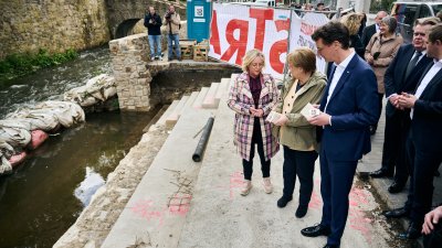 Die ehemalige Bundeskanzlerin Dr. Angela Merkel hat am heutigen Dienstag, 16. Mai 2023, gemeinsam mit Ministerpräsident Hendrik Wüst Bad Münstereifel im Kreis Euskirchen besucht. Die Stadt wurde im Sommer 2021 schwer von der Hochwasserkatastrophe getroffen. Bei einem Besuch im Hochwassergebiet im Juli 2021 hatte Merkel versprochen, hierher zurückzukehren und sich ein Bild vom Wiederaufbau zu machen. Bei einem gemeinsamen Rundgang hat sie nun, knapp zwei Jahre später, Bürgerinnen und Bürger getroffen, Geschä