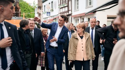 Die ehemalige Bundeskanzlerin Dr. Angela Merkel hat am heutigen Dienstag, 16. Mai 2023, gemeinsam mit Ministerpräsident Hendrik Wüst Bad Münstereifel im Kreis Euskirchen besucht. Die Stadt wurde im Sommer 2021 schwer von der Hochwasserkatastrophe getroffen. Bei einem Besuch im Hochwassergebiet im Juli 2021 hatte Merkel versprochen, hierher zurückzukehren und sich ein Bild vom Wiederaufbau zu machen. Bei einem gemeinsamen Rundgang hat sie nun, knapp zwei Jahre später, Bürgerinnen und Bürger getroffen, Geschä