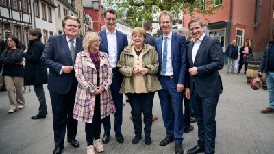 Die ehemalige Bundeskanzlerin Dr. Angela Merkel hat am heutigen Dienstag, 16. Mai 2023, gemeinsam mit Ministerpräsident Hendrik Wüst Bad Münstereifel im Kreis Euskirchen besucht. Die Stadt wurde im Sommer 2021 schwer von der Hochwasserkatastrophe getroffen. Bei einem Besuch im Hochwassergebiet im Juli 2021 hatte Merkel versprochen, hierher zurückzukehren und sich ein Bild vom Wiederaufbau zu machen. Bei einem gemeinsamen Rundgang hat sie nun, knapp zwei Jahre später, Bürgerinnen und Bürger getroffen, Geschä