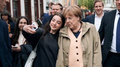 Die ehemalige Bundeskanzlerin Dr. Angela Merkel hat am heutigen Dienstag, 16. Mai 2023, gemeinsam mit Ministerpräsident Hendrik Wüst Bad Münstereifel im Kreis Euskirchen besucht. Die Stadt wurde im Sommer 2021 schwer von der Hochwasserkatastrophe getroffen. Bei einem Besuch im Hochwassergebiet im Juli 2021 hatte Merkel versprochen, hierher zurückzukehren und sich ein Bild vom Wiederaufbau zu machen. Bei einem gemeinsamen Rundgang hat sie nun, knapp zwei Jahre später, Bürgerinnen und Bürger getroffen, Geschä
