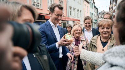 Die ehemalige Bundeskanzlerin Dr. Angela Merkel hat am heutigen Dienstag, 16. Mai 2023, gemeinsam mit Ministerpräsident Hendrik Wüst Bad Münstereifel im Kreis Euskirchen besucht. Die Stadt wurde im Sommer 2021 schwer von der Hochwasserkatastrophe getroffen. Bei einem Besuch im Hochwassergebiet im Juli 2021 hatte Merkel versprochen, hierher zurückzukehren und sich ein Bild vom Wiederaufbau zu machen. Bei einem gemeinsamen Rundgang hat sie nun, knapp zwei Jahre später, Bürgerinnen und Bürger getroffen, Geschä