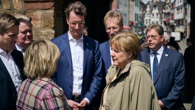 Die ehemalige Bundeskanzlerin Dr. Angela Merkel hat am heutigen Dienstag, 16. Mai 2023, gemeinsam mit Ministerpräsident Hendrik Wüst Bad Münstereifel im Kreis Euskirchen besucht. Die Stadt wurde im Sommer 2021 schwer von der Hochwasserkatastrophe getroffen. Bei einem Besuch im Hochwassergebiet im Juli 2021 hatte Merkel versprochen, hierher zurückzukehren und sich ein Bild vom Wiederaufbau zu machen. Bei einem gemeinsamen Rundgang hat sie nun, knapp zwei Jahre später, Bürgerinnen und Bürger getroffen, Geschä