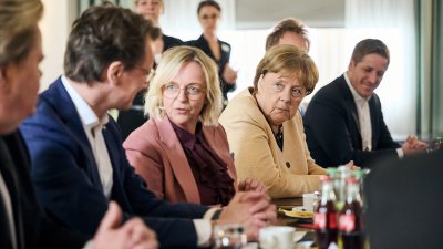 Die ehemalige Bundeskanzlerin Dr. Angela Merkel hat am heutigen Dienstag, 16. Mai 2023, gemeinsam mit Ministerpräsident Hendrik Wüst Bad Münstereifel im Kreis Euskirchen besucht. Die Stadt wurde im Sommer 2021 schwer von der Hochwasserkatastrophe getroffen. Bei einem Besuch im Hochwassergebiet im Juli 2021 hatte Merkel versprochen, hierher zurückzukehren und sich ein Bild vom Wiederaufbau zu machen. Bei einem gemeinsamen Rundgang hat sie nun, knapp zwei Jahre später, Bürgerinnen und Bürger getroffen, Geschä