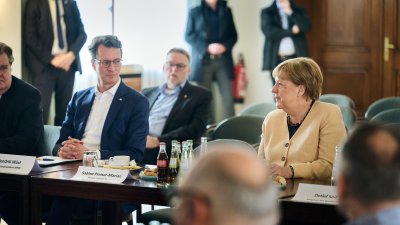 Die ehemalige Bundeskanzlerin Dr. Angela Merkel hat am heutigen Dienstag, 16. Mai 2023, gemeinsam mit Ministerpräsident Hendrik Wüst Bad Münstereifel im Kreis Euskirchen besucht. Die Stadt wurde im Sommer 2021 schwer von der Hochwasserkatastrophe getroffen. Bei einem Besuch im Hochwassergebiet im Juli 2021 hatte Merkel versprochen, hierher zurückzukehren und sich ein Bild vom Wiederaufbau zu machen. Bei einem gemeinsamen Rundgang hat sie nun, knapp zwei Jahre später, Bürgerinnen und Bürger getroffen, Geschä